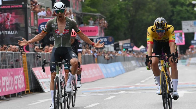 Ciclismo – Giro d’Italia – Dries De Bondt vince la diciottesima tappa del giro D’italia  Richard Carapaz e’ ancora in maglia rosa.